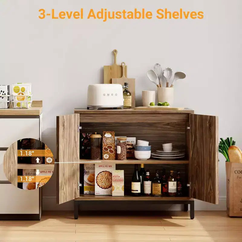Credenza in rattan con ante in rattan e ripiani regolabili