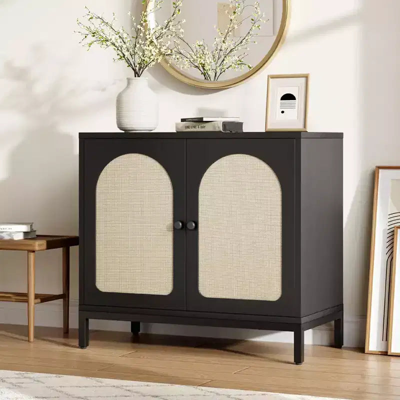 Credenza in rattan con ante in rattan e ripiani regolabili