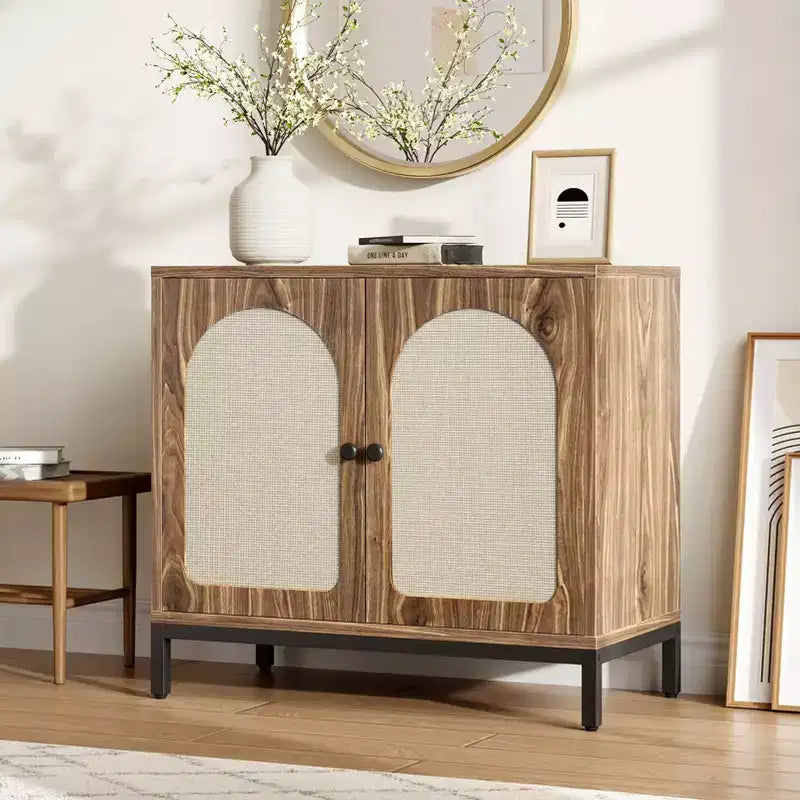 Credenza in rattan con ante in rattan e ripiani regolabili