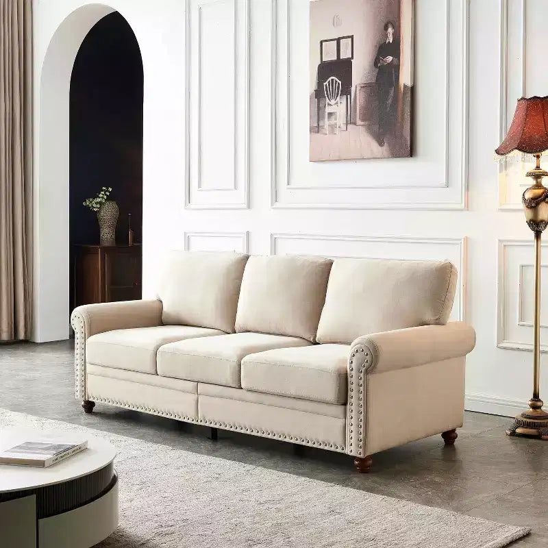 Divano con struttura in metallo e legno massello, decorazione con borchie argentate