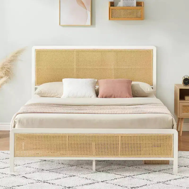 Rattanowa rama łóżka z zagłówkiem, nowoczesny styl boho z plecionką