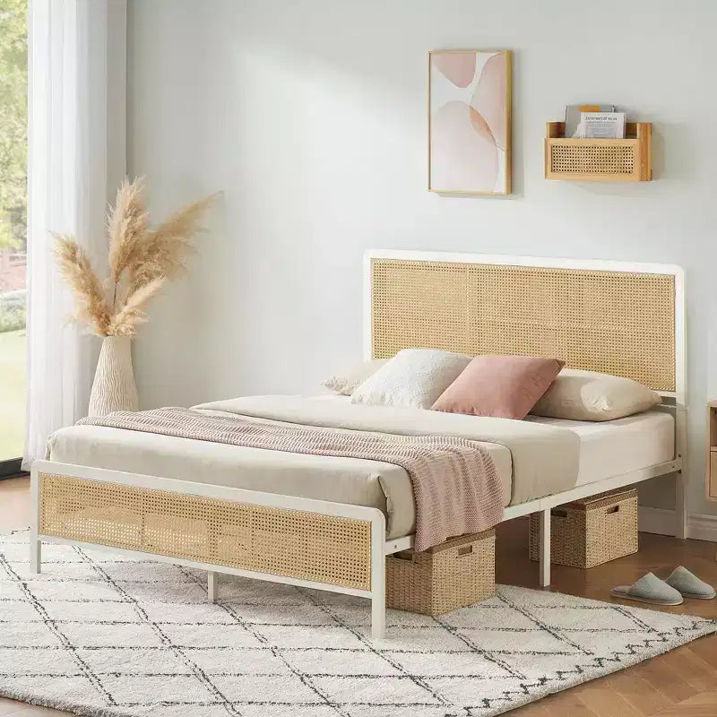 Rattanowa rama łóżka z zagłówkiem, nowoczesny styl boho z plecionką