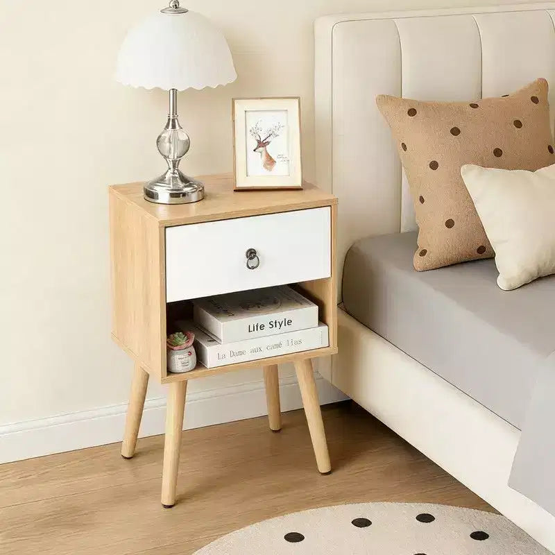 Comodino in rovere bianco con gambe robuste e maniglia ad anello