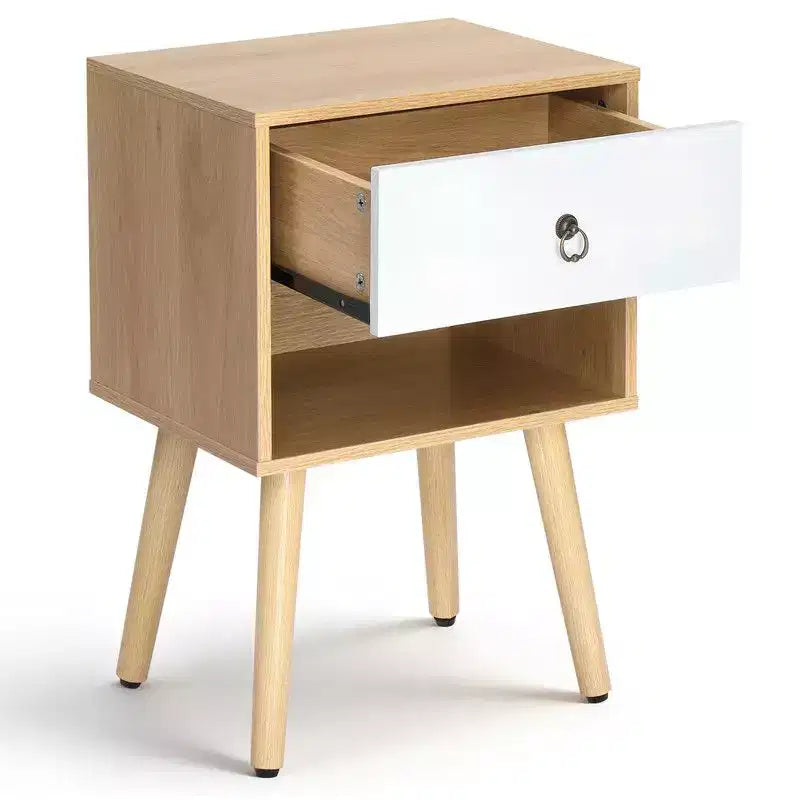 Comodino in rovere bianco con gambe robuste e maniglia ad anello