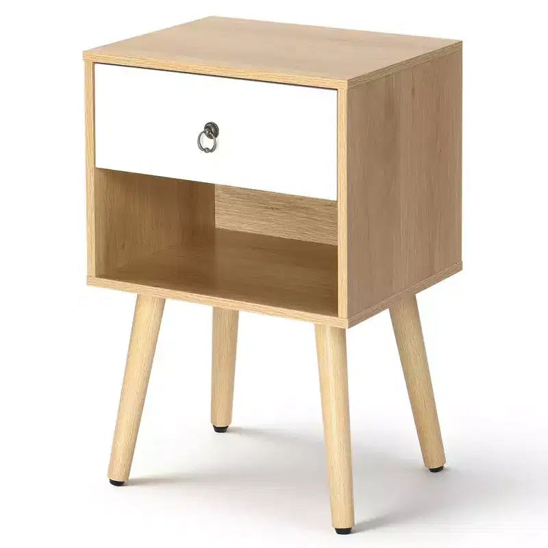 Comodino in rovere bianco con gambe robuste e maniglia ad anello