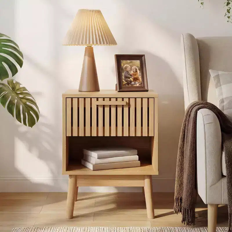 Szafki nocne w stylu boho z pasiastą szufladą i otwartą półką, kompaktowe drewniane stoliki nocne